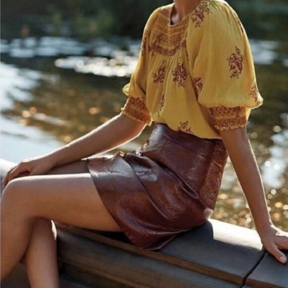 Maeve Anthropologie Faux Leather Vinyl Look Wine Burgundy Mini Skirt NWOT size 6 - Picture 3 of 10